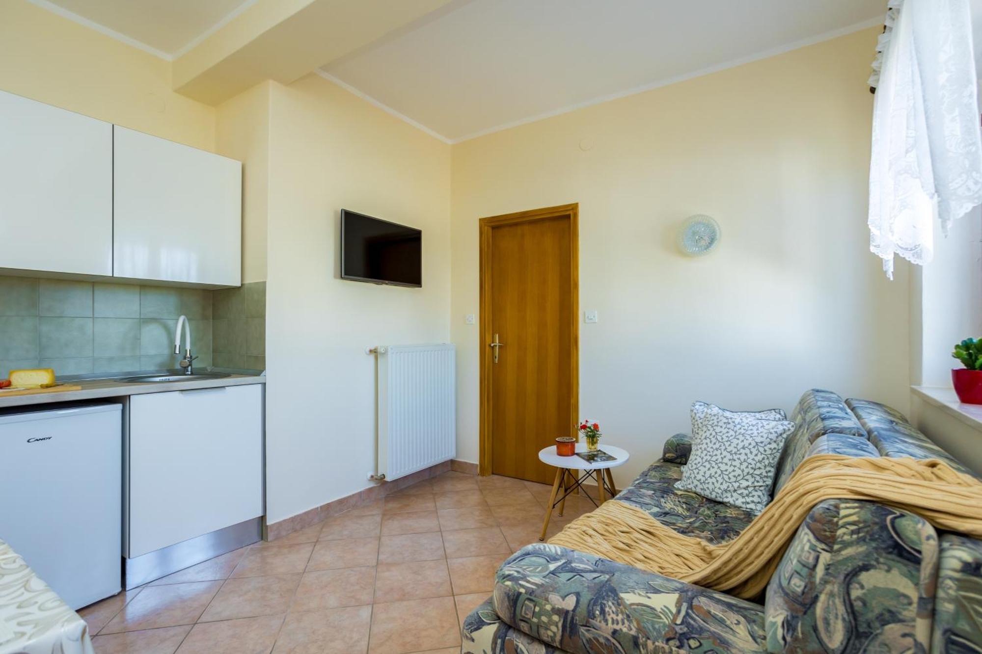 Apartments And Rooms Kod Keti Malinska Exterior photo